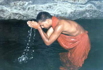 Abhishekam for Śri Meru conducted by The SPH in the Kaveri River. The Śri Meru was then consecrated in KAILĀSA Thiruchengode after this sacred ritual.2