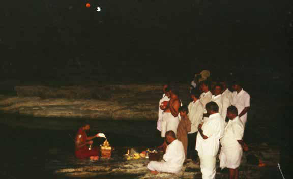 Abhishekam for Śri Meru conducted by The SPH in the Kaveri River. The Śri Meru was then consecrated in KAILĀSA Thiruchengode after this sacred ritual.3