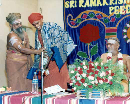 The SPH being honoured by Guru Maha Sannidhanam of Dharmapuram Aadheenam at the inaugural function