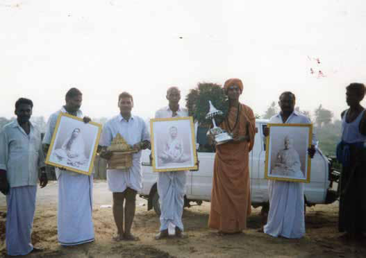 The SPH leading the procession from the river Kaveri with the photos of Śri Ramakrishna Paramahamsa, Sharada Devi, and Vivekananda as well as the Śri Meru (2)