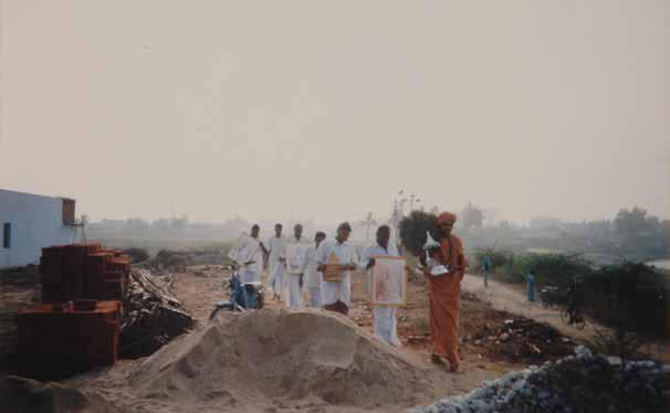 The SPH leading the procession from the river Kaveri with the photos of Śri Ramakrishna Paramahamsa, Sharada Devi, and Vivekananda as well as the Śri Meru